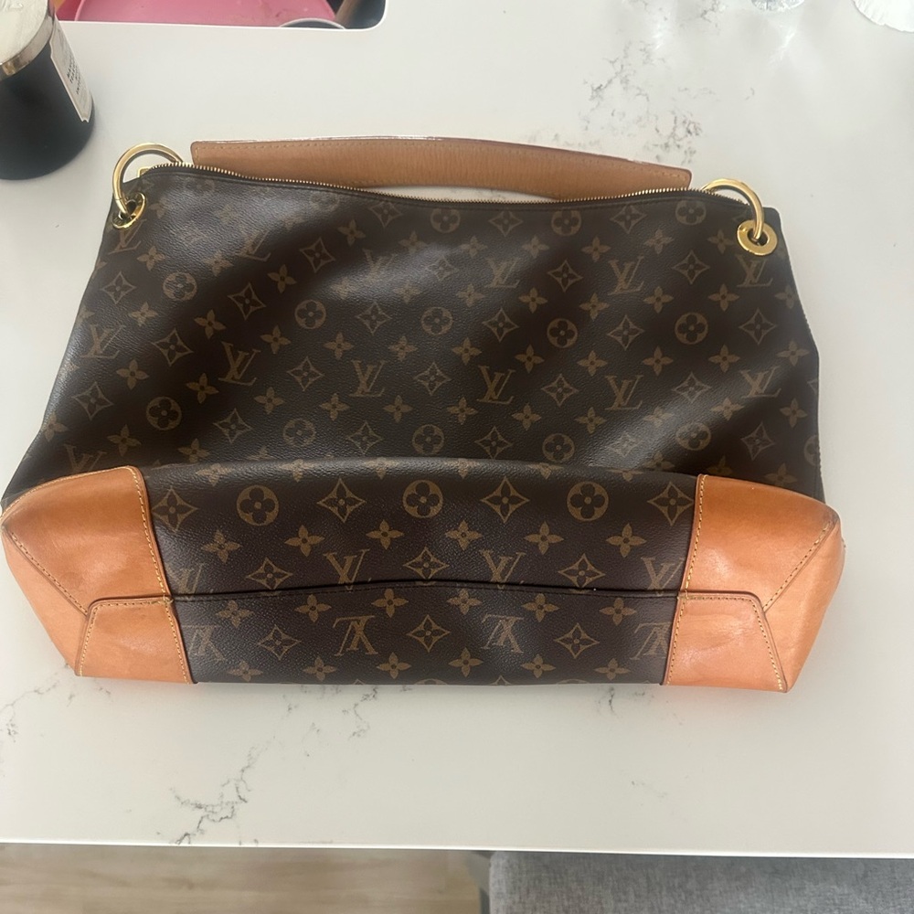 Louis Vuitton lg. shoulder bag